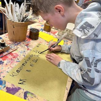 Unterschreiben mit Feder und Tinte